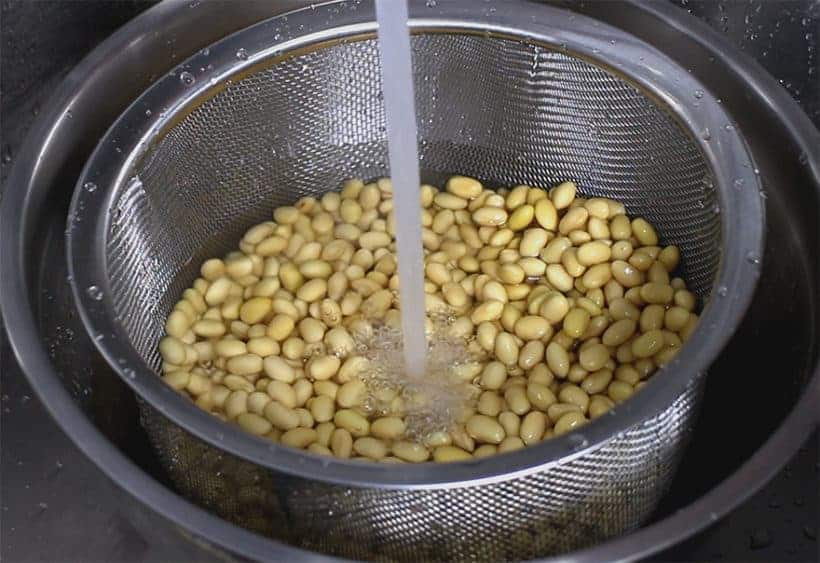 Make 3-Ingredient Fresh Instant Pot Soy Milk Recipe (Pressure Cooker Soy Milk 豆漿, 豆奶): rinse dry soybeans under cold water
