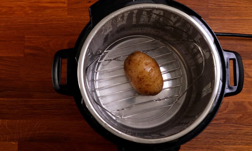 https://www.pressurecookrecipes.com/wp-content/uploads/2020/12/pressure-cooker-baked-potatoes-820x492.jpg